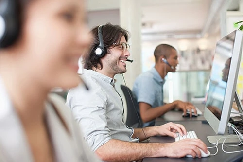 man using zom contact center